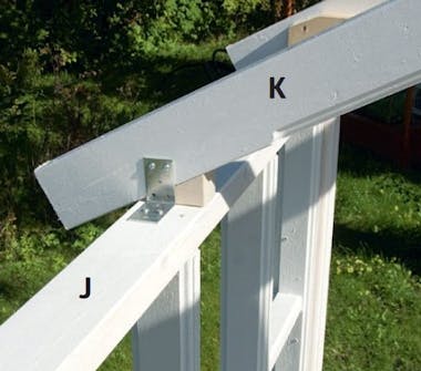 Sperrene settes fast til toppsvillen i orangeri Sperrene settes fast til toppsvillen nederst i orangeri